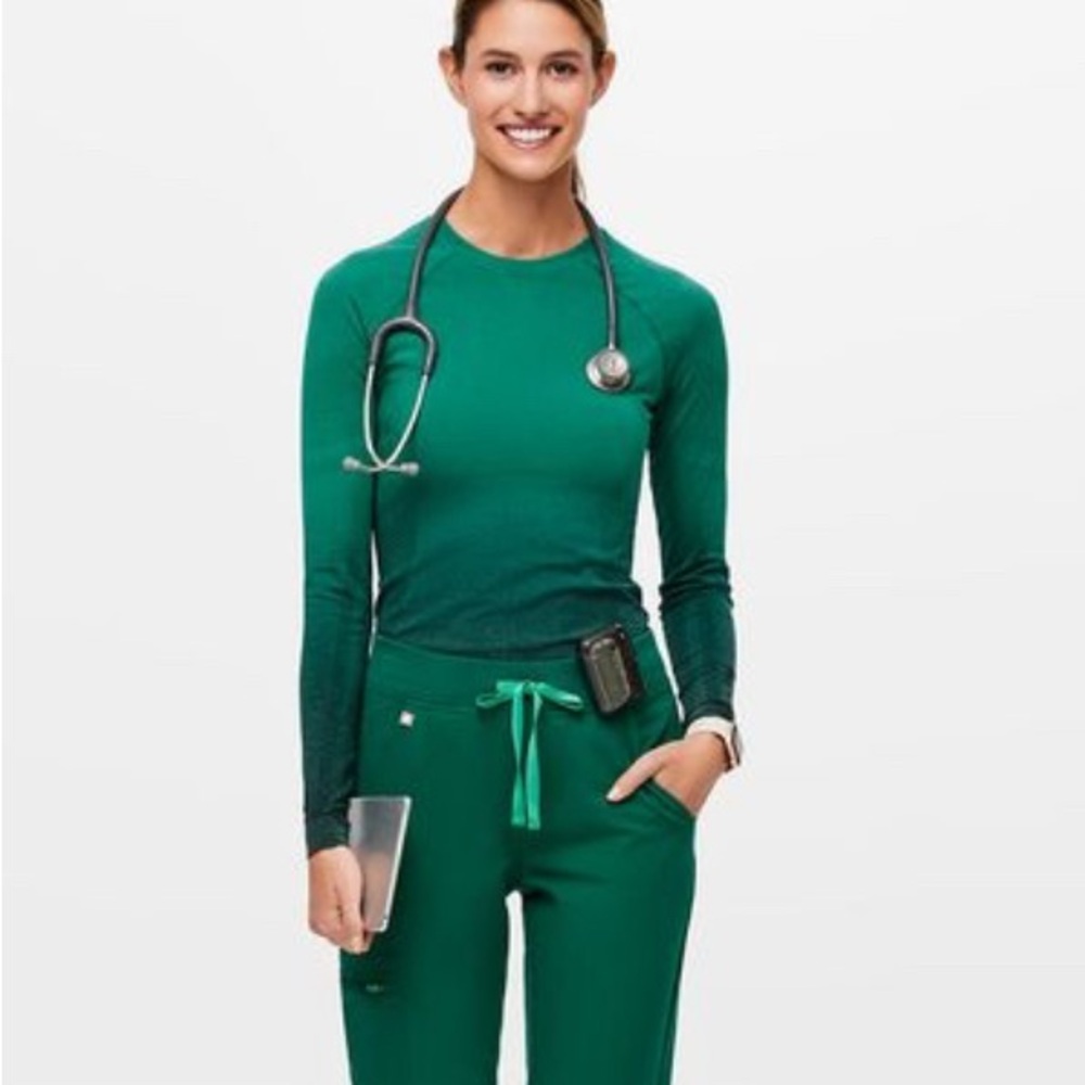 FIGS womens salta underscrub Top ombré hunter green